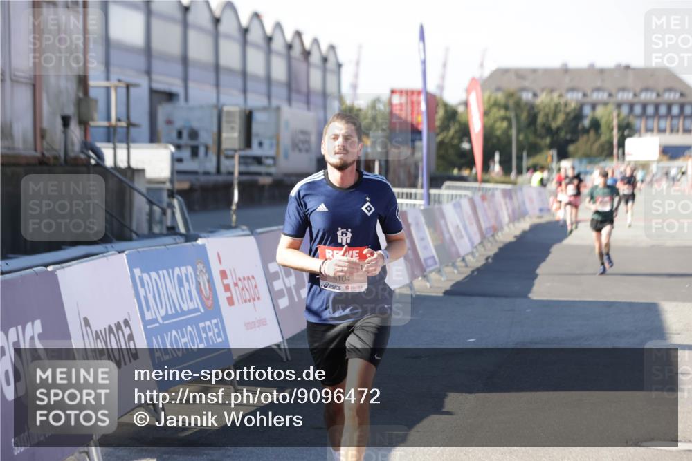 03.10.2025 - Köhlbrandbrückenlauf Jannik Wohlers http://msf.ph/oto/9096472 03.10.2025 12:55:34 Ziel 4089, 4104, 4233, 6091 meine-sportfotos.de