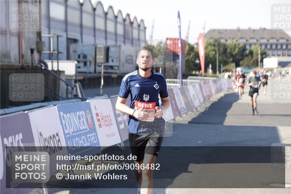 03.10.2025 - Köhlbrandbrückenlauf Jannik Wohlers http://msf.ph/oto/9096482 03.10.2025 12:55:34 Ziel 4089, 4104, 4233, 6091 meine-sportfotos.de