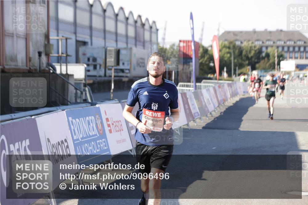 03.10.2025 - Köhlbrandbrückenlauf Jannik Wohlers http://msf.ph/oto/9096496 03.10.2025 12:55:34 Ziel 4089, 4104, 4233, 6091 meine-sportfotos.de