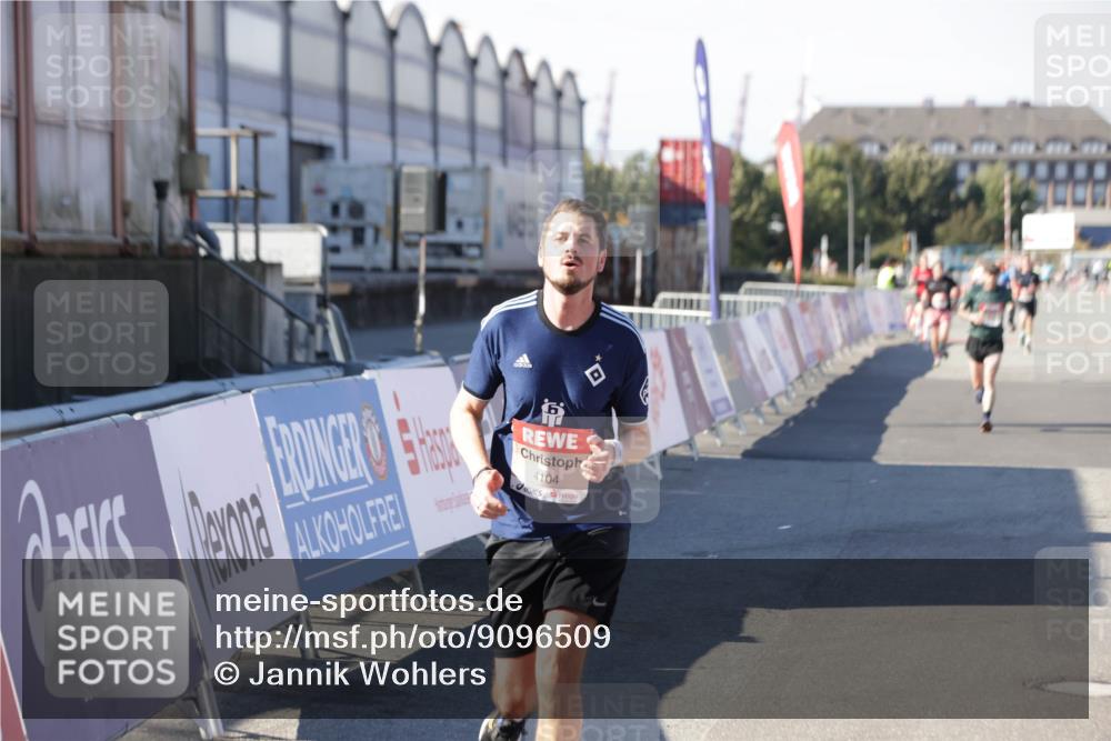 03.10.2025 - Köhlbrandbrückenlauf Jannik Wohlers http://msf.ph/oto/9096509 03.10.2025 12:55:34 Ziel 4089, 4104, 4233, 6091 meine-sportfotos.de