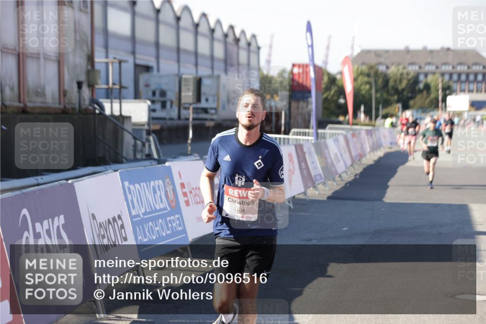 03.10.2025 - Köhlbrandbrückenlauf Jannik Wohlers http://msf.ph/oto/9096516 03.10.2025 12:55:34 Ziel 4089, 4104, 4233, 6091 meine-sportfotos.de