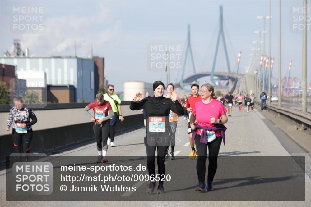 03.10.2025 - Köhlbrandbrückenlauf Jannik Wohlers http://msf.ph/oto/9096520 03.10.2025 10:17:18 Position 3 2662 meine-sportfotos.de