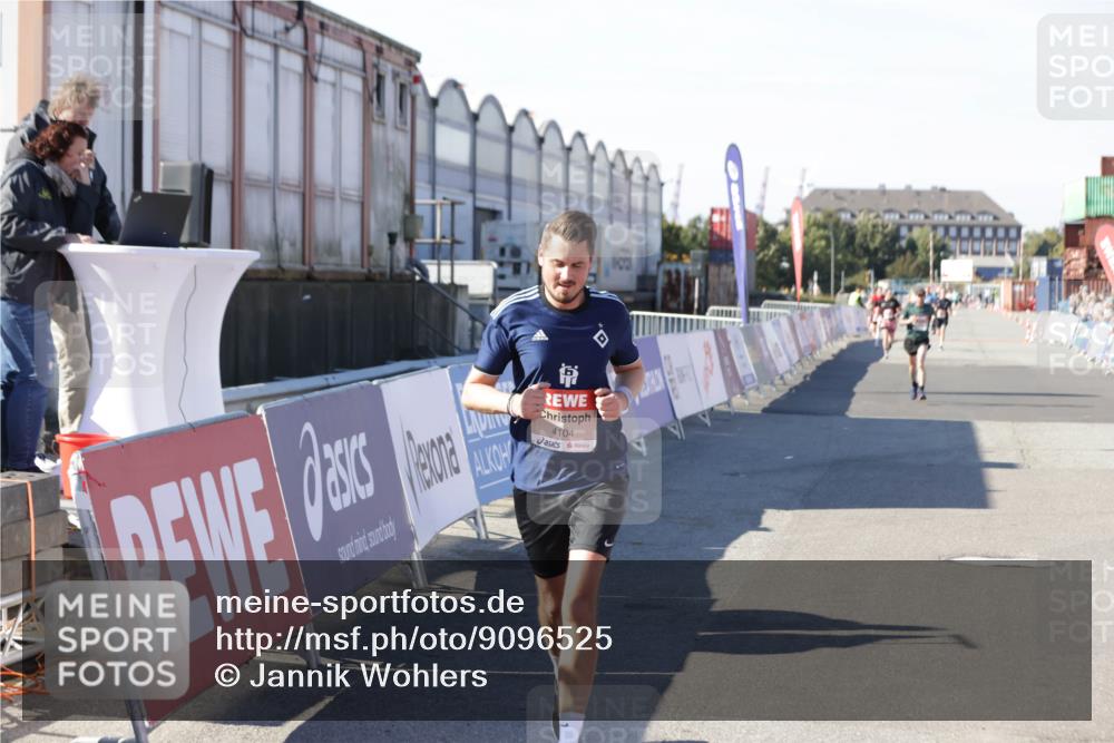 03.10.2025 - Köhlbrandbrückenlauf Jannik Wohlers http://msf.ph/oto/9096525 03.10.2025 12:55:35 Ziel 4001, 4089, 4104, 4233, 6091 meine-sportfotos.de