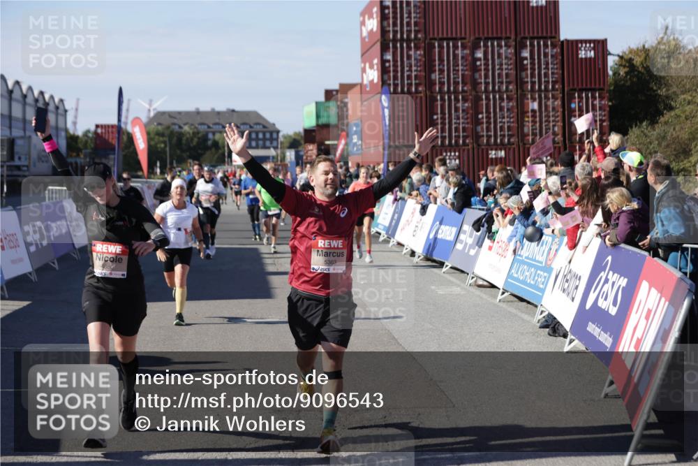 03.10.2025 - Köhlbrandbrückenlauf Jannik Wohlers http://msf.ph/oto/9096543 03.10.2025 13:21:05 Ziel 4393, 4680, 4749, 5006, 5130, 5156, 5169, 5265, 5363, 5377, 5501, 5618, 5746, 5878, 5882, 6282, 6296, 6645, 6646, 6648, 6650, 6756, 6780 meine-sportfotos.de