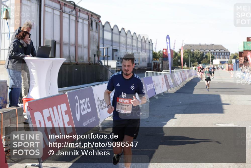 03.10.2025 - Köhlbrandbrückenlauf Jannik Wohlers http://msf.ph/oto/9096547 03.10.2025 12:55:35 Ziel 4001, 4089, 4104, 4233, 6091 meine-sportfotos.de