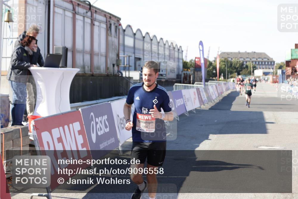 03.10.2025 - Köhlbrandbrückenlauf Jannik Wohlers http://msf.ph/oto/9096558 03.10.2025 12:55:35 Ziel 4001, 4089, 4104, 4233, 6091 meine-sportfotos.de