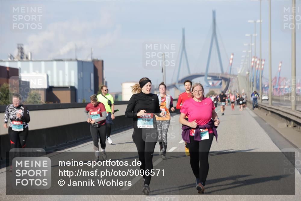 03.10.2025 - Köhlbrandbrückenlauf Jannik Wohlers http://msf.ph/oto/9096571 03.10.2025 10:17:18 Position 3 2662 meine-sportfotos.de