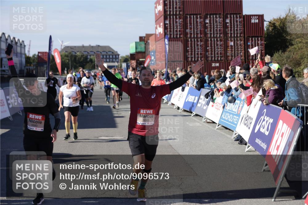 03.10.2025 - Köhlbrandbrückenlauf Jannik Wohlers http://msf.ph/oto/9096573 03.10.2025 13:21:05 Ziel 4393, 4680, 4749, 5006, 5130, 5156, 5169, 5265, 5363, 5377, 5501, 5618, 5746, 5878, 5882, 6282, 6296, 6645, 6646, 6648, 6650, 6756, 6780 meine-sportfotos.de