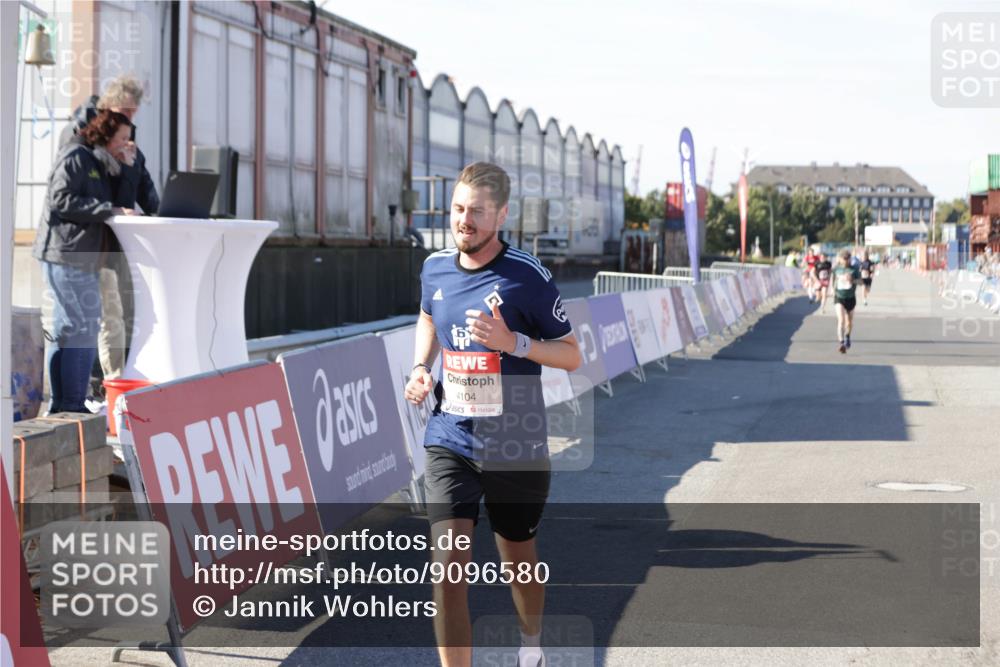 03.10.2025 - Köhlbrandbrückenlauf Jannik Wohlers http://msf.ph/oto/9096580 03.10.2025 12:55:35 Ziel 4001, 4089, 4104, 4233, 6091 meine-sportfotos.de