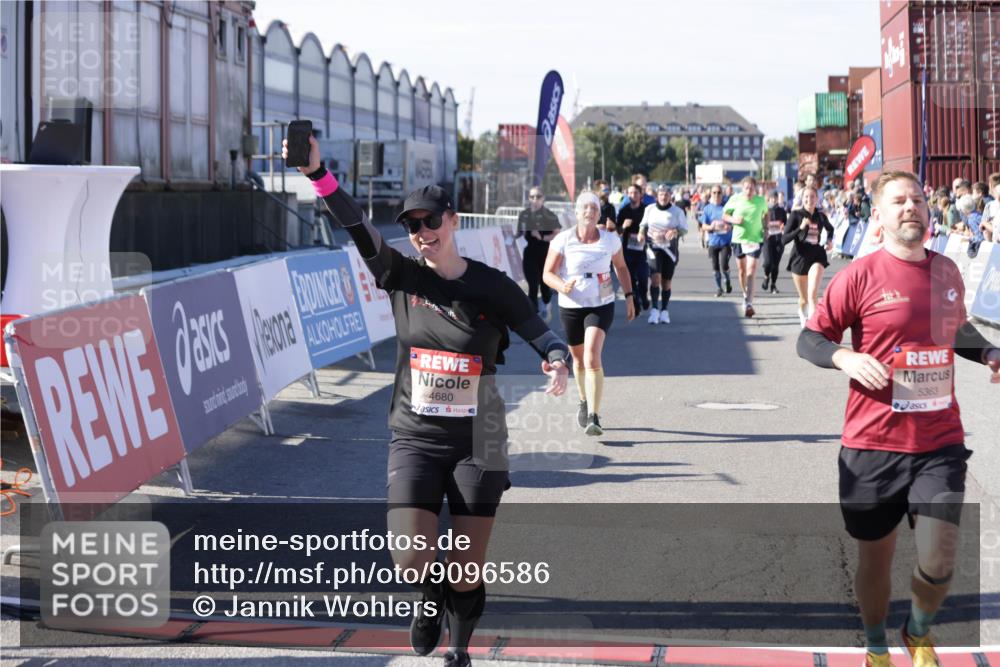 03.10.2025 - Köhlbrandbrückenlauf Jannik Wohlers http://msf.ph/oto/9096586 03.10.2025 13:21:06 Ziel 4393, 4680, 4749, 5130, 5156, 5169, 5265, 5363, 5377, 5501, 5618, 5746, 5878, 5882, 5883, 6282, 6296, 6645, 6646, 6648, 6650, 6756, 6780 meine-sportfotos.de