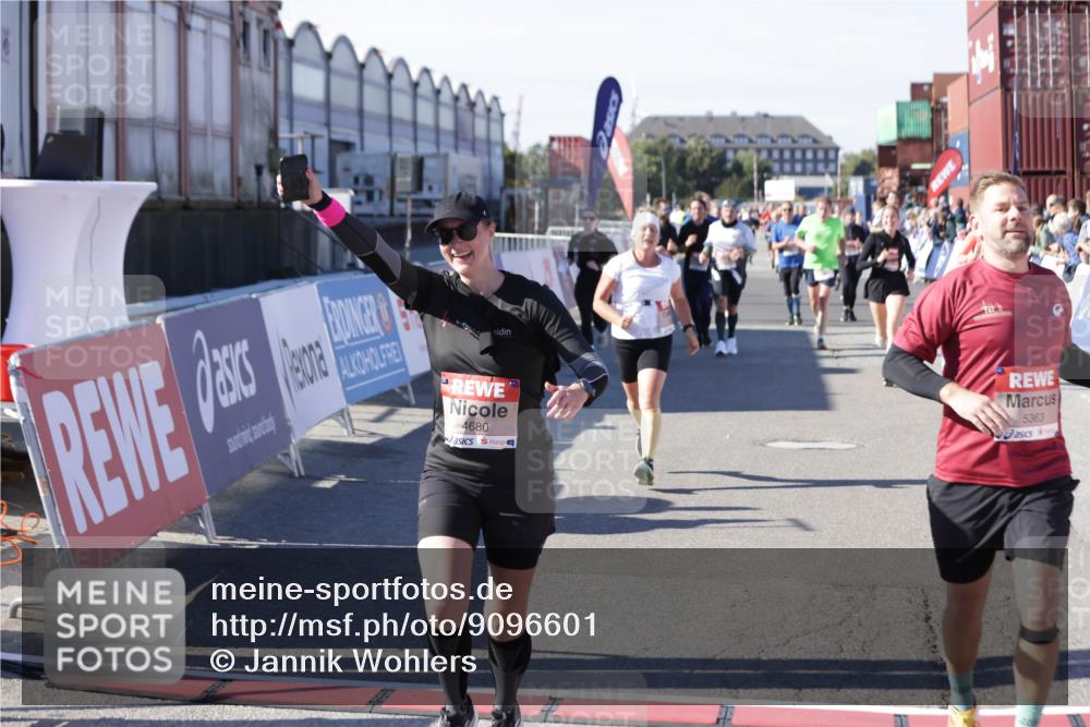 03.10.2025 - Köhlbrandbrückenlauf Jannik Wohlers http://msf.ph/oto/9096601 03.10.2025 13:21:06 Ziel 4393, 4680, 4749, 5130, 5156, 5169, 5265, 5363, 5377, 5501, 5618, 5746, 5878, 5882, 5883, 6282, 6296, 6645, 6646, 6648, 6650, 6756, 6780 meine-sportfotos.de