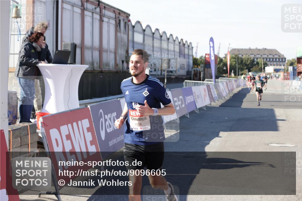 03.10.2025 - Köhlbrandbrückenlauf Jannik Wohlers http://msf.ph/oto/9096605 03.10.2025 12:55:35 Ziel 4001, 4089, 4104, 4233, 6091 meine-sportfotos.de