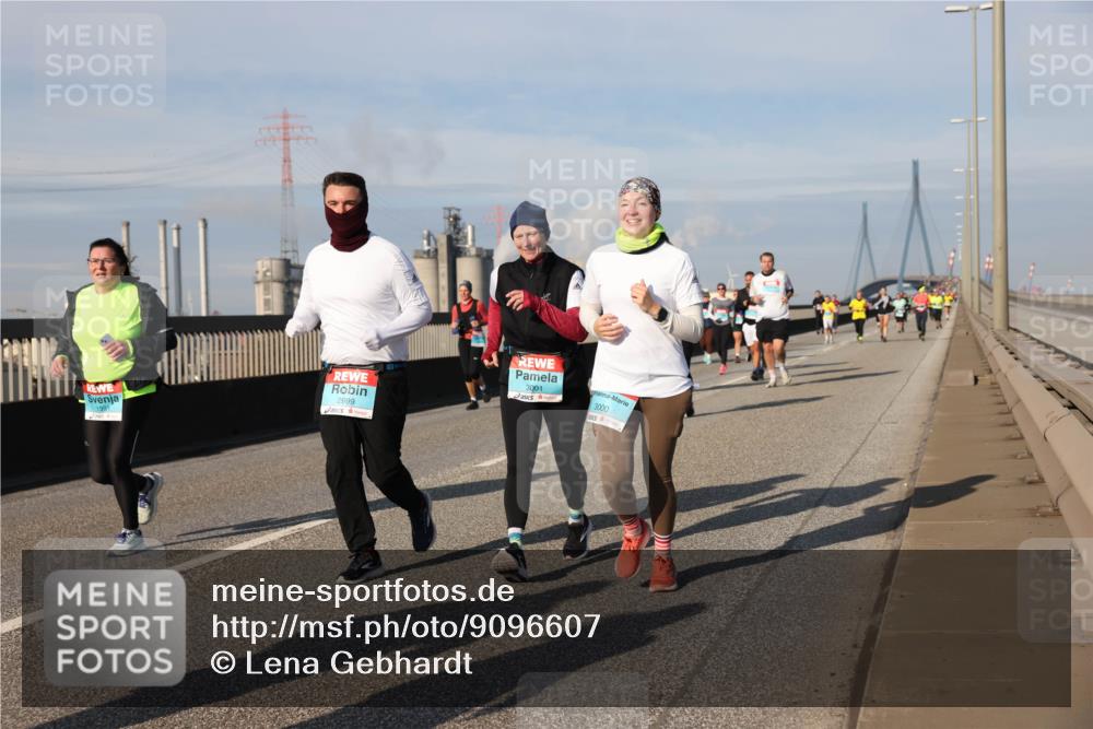 03.10.2025 - Köhlbrandbrückenlauf Lena Gebhardt http://msf.ph/oto/9096607 03.10.2025 10:10:02 Position 2 2999, 3001, 3000 meine-sportfotos.de