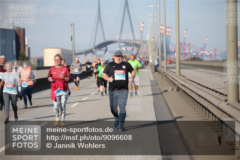 03.10.2025 - Köhlbrandbrückenlauf Jannik Wohlers http://msf.ph/oto/9096608 03.10.2025 10:14:57 Position 3 1988, 2475 meine-sportfotos.de