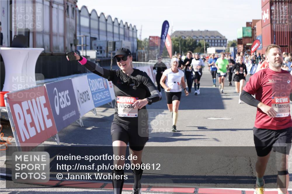 03.10.2025 - Köhlbrandbrückenlauf Jannik Wohlers http://msf.ph/oto/9096612 03.10.2025 13:21:06 Ziel 4393, 4680, 4749, 5130, 5156, 5169, 5265, 5363, 5377, 5501, 5618, 5746, 5878, 5882, 5883, 6282, 6296, 6645, 6646, 6648, 6650, 6756, 6780 meine-sportfotos.de