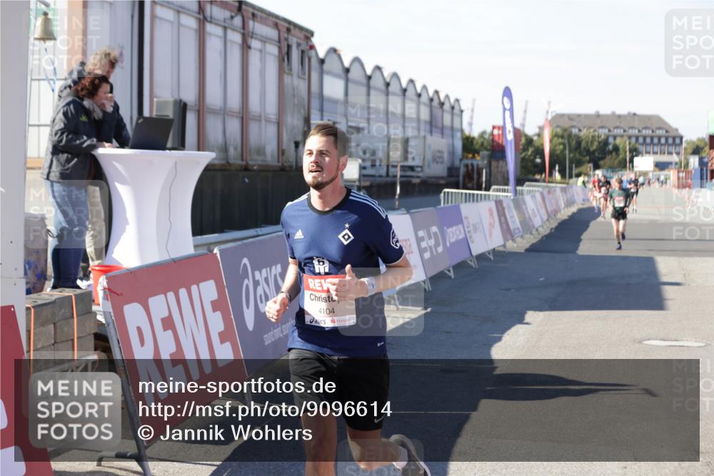 03.10.2025 - Köhlbrandbrückenlauf Jannik Wohlers http://msf.ph/oto/9096614 03.10.2025 12:55:35 Ziel 4001, 4089, 4104, 4233, 6091 meine-sportfotos.de