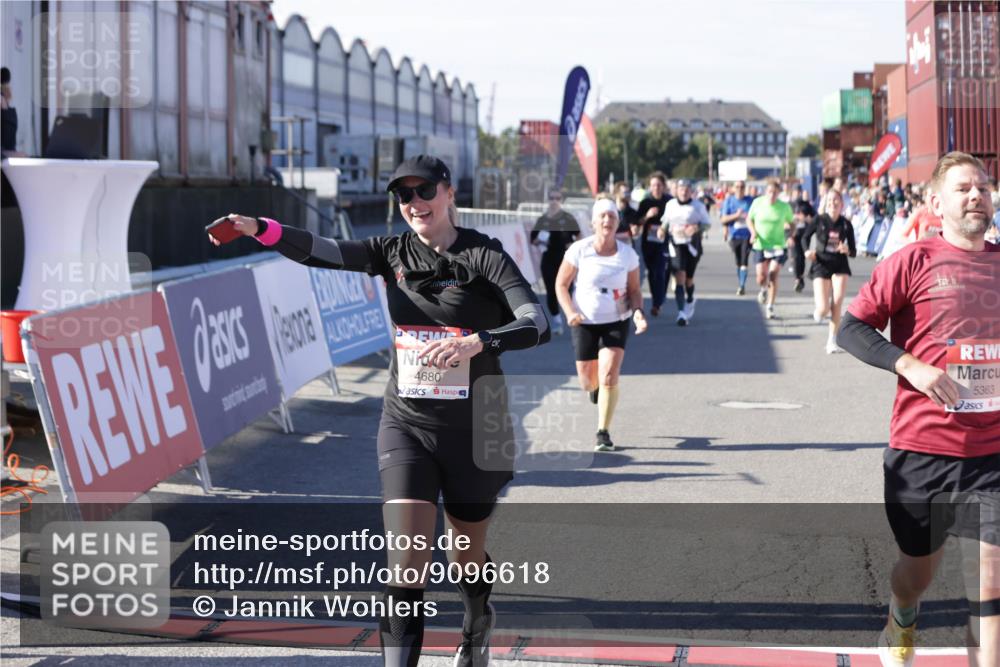 03.10.2025 - Köhlbrandbrückenlauf Jannik Wohlers http://msf.ph/oto/9096618 03.10.2025 13:21:06 Ziel 4393, 4680, 4749, 5130, 5156, 5169, 5265, 5363, 5377, 5501, 5618, 5746, 5878, 5882, 5883, 6282, 6296, 6645, 6646, 6648, 6650, 6756, 6780 meine-sportfotos.de