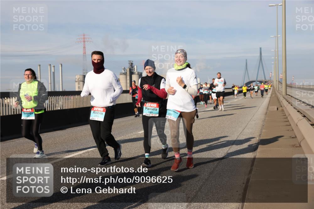 03.10.2025 - Köhlbrandbrückenlauf Lena Gebhardt http://msf.ph/oto/9096625 03.10.2025 10:10:02 Position 2 1991, 2999, 3001, 3000 meine-sportfotos.de