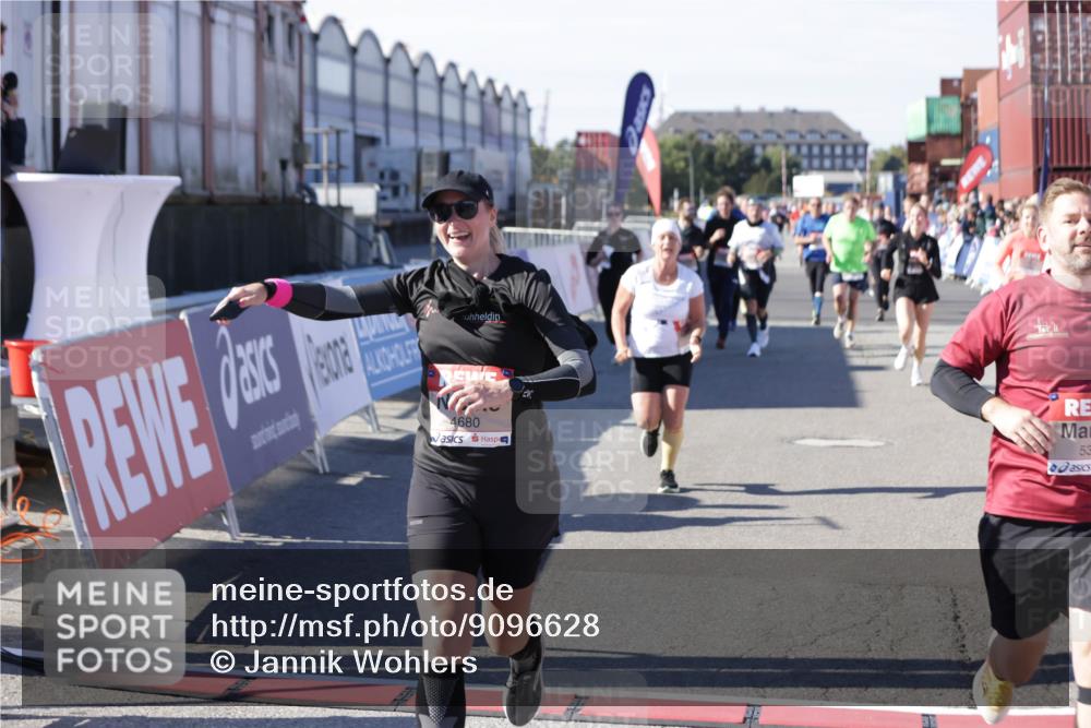 03.10.2025 - Köhlbrandbrückenlauf Jannik Wohlers http://msf.ph/oto/9096628 03.10.2025 13:21:06 Ziel 4393, 4680, 4749, 5130, 5156, 5169, 5265, 5363, 5377, 5501, 5618, 5746, 5878, 5882, 5883, 6282, 6296, 6645, 6646, 6648, 6650, 6756, 6780 meine-sportfotos.de