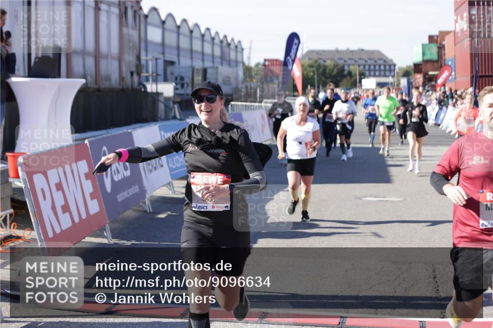 03.10.2025 - Köhlbrandbrückenlauf Jannik Wohlers http://msf.ph/oto/9096634 03.10.2025 13:21:06 Ziel 4393, 4680, 4749, 5130, 5156, 5169, 5265, 5363, 5377, 5501, 5618, 5746, 5878, 5882, 5883, 6282, 6296, 6645, 6646, 6648, 6650, 6756, 6780 meine-sportfotos.de