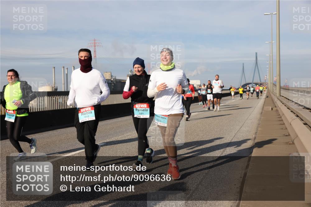 03.10.2025 - Köhlbrandbrückenlauf Lena Gebhardt http://msf.ph/oto/9096636 03.10.2025 10:10:03 Position 2 1991, 2999, 3001, 3000 meine-sportfotos.de