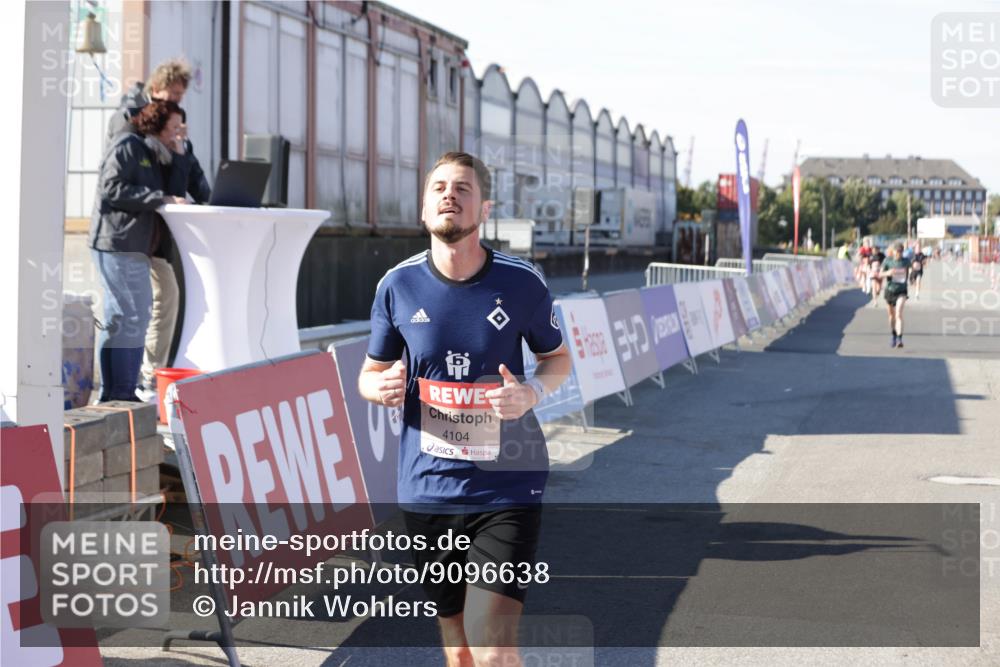 03.10.2025 - Köhlbrandbrückenlauf Jannik Wohlers http://msf.ph/oto/9096638 03.10.2025 12:55:35 Ziel 4001, 4089, 4104, 4233, 6091 meine-sportfotos.de