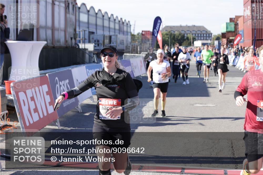 03.10.2025 - Köhlbrandbrückenlauf Jannik Wohlers http://msf.ph/oto/9096642 03.10.2025 13:21:06 Ziel 4393, 4680, 4749, 5130, 5156, 5169, 5265, 5363, 5377, 5501, 5618, 5746, 5878, 5882, 5883, 6282, 6296, 6645, 6646, 6648, 6650, 6756, 6780 meine-sportfotos.de