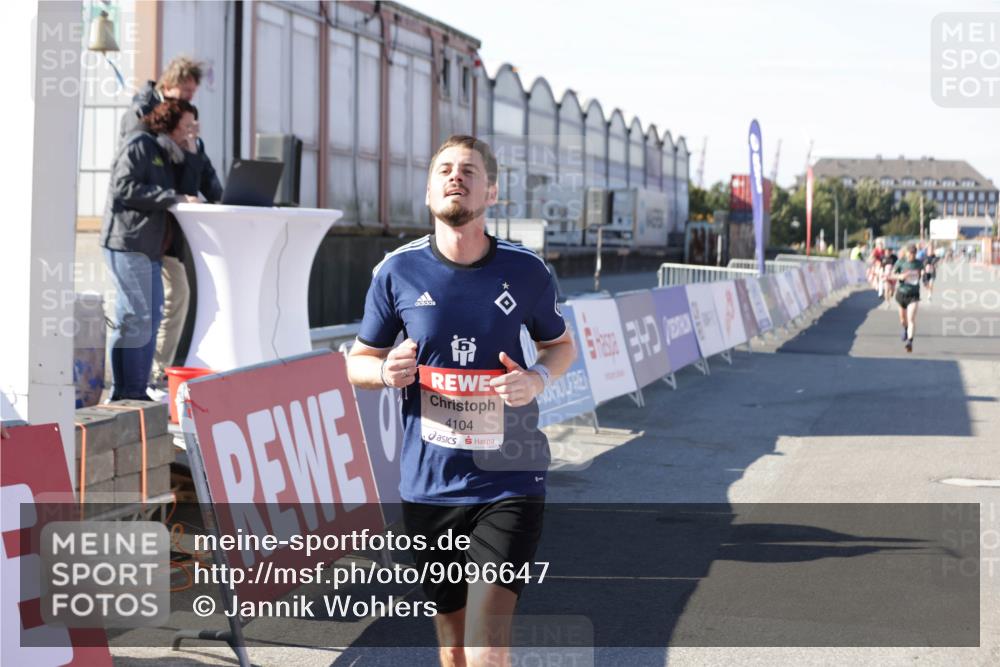 03.10.2025 - Köhlbrandbrückenlauf Jannik Wohlers http://msf.ph/oto/9096647 03.10.2025 12:55:35 Ziel 4001, 4089, 4104, 4233, 6091 meine-sportfotos.de