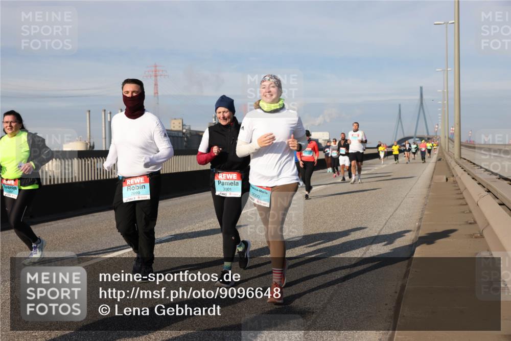 03.10.2025 - Köhlbrandbrückenlauf Lena Gebhardt http://msf.ph/oto/9096648 03.10.2025 10:10:03 Position 2 1991, 2999, 3001, 3000 meine-sportfotos.de