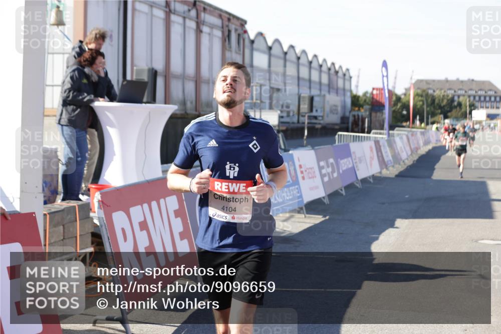03.10.2025 - Köhlbrandbrückenlauf Jannik Wohlers http://msf.ph/oto/9096659 03.10.2025 12:55:35 Ziel 4001, 4089, 4104, 4233, 6091 meine-sportfotos.de