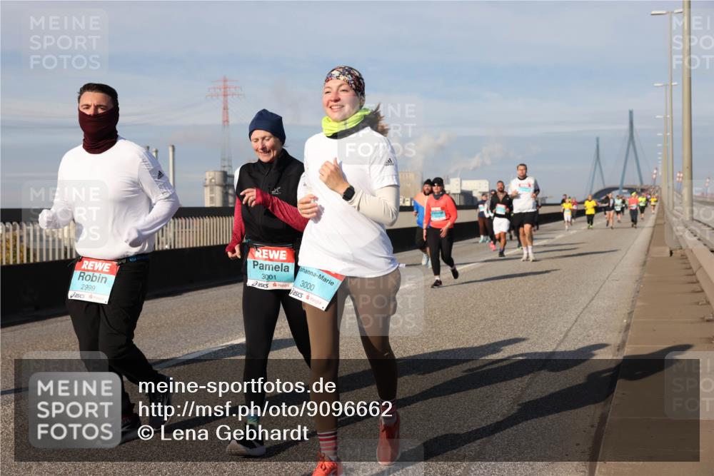 03.10.2025 - Köhlbrandbrückenlauf Lena Gebhardt http://msf.ph/oto/9096662 03.10.2025 10:10:03 Position 2 2999, 3001, 3000 meine-sportfotos.de