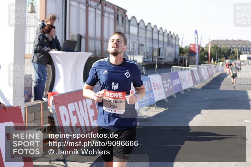 03.10.2025 - Köhlbrandbrückenlauf Jannik Wohlers http://msf.ph/oto/9096666 03.10.2025 12:55:35 Ziel 4001, 4089, 4104, 4233, 6091 meine-sportfotos.de