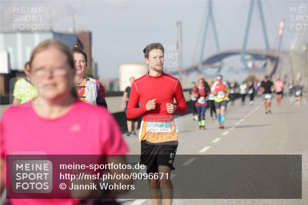 03.10.2025 - Köhlbrandbrückenlauf Jannik Wohlers http://msf.ph/oto/9096671 03.10.2025 10:17:22 Position 3 3639 meine-sportfotos.de