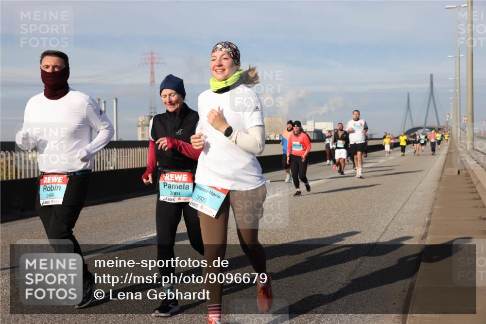 03.10.2025 - Köhlbrandbrückenlauf Lena Gebhardt http://msf.ph/oto/9096679 03.10.2025 10:10:03 Position 2 2999, 3001, 3000 meine-sportfotos.de