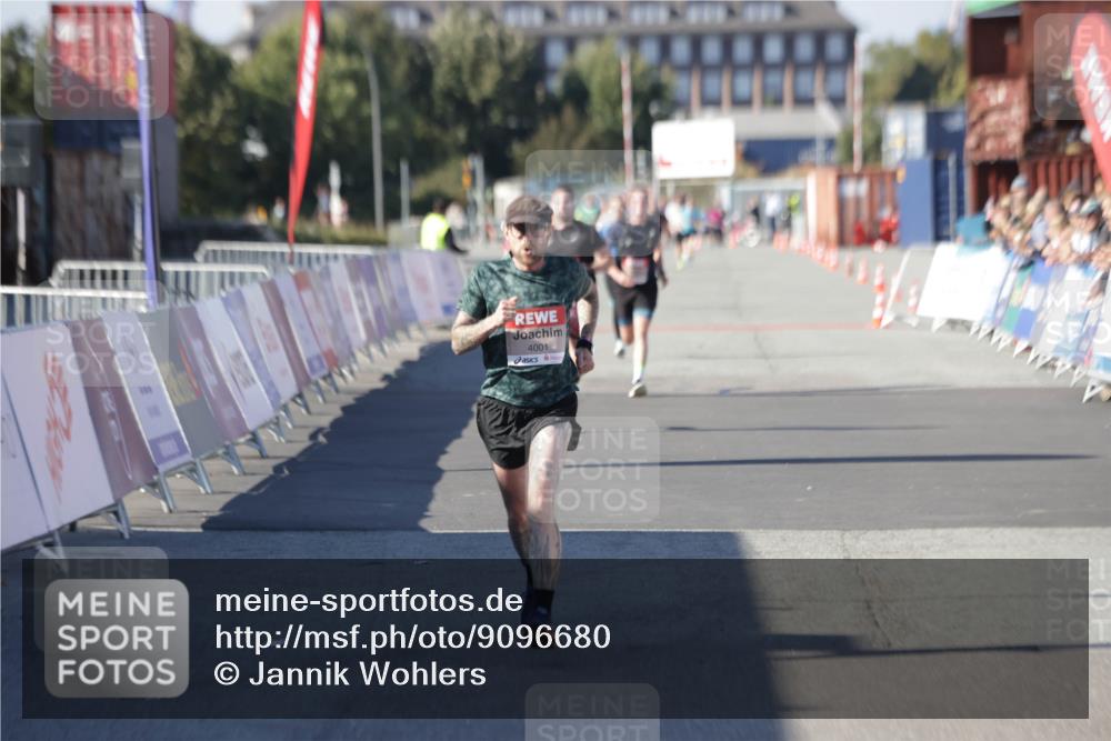 03.10.2025 - Köhlbrandbrückenlauf Jannik Wohlers http://msf.ph/oto/9096680 03.10.2025 12:55:38 Ziel 4001, 4089, 4104, 4233, 6091 meine-sportfotos.de