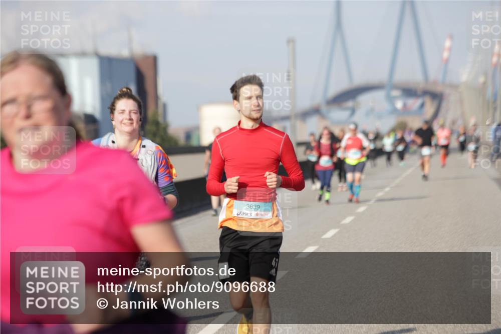 03.10.2025 - Köhlbrandbrückenlauf Jannik Wohlers http://msf.ph/oto/9096688 03.10.2025 10:17:23 Position 3 3639 meine-sportfotos.de
