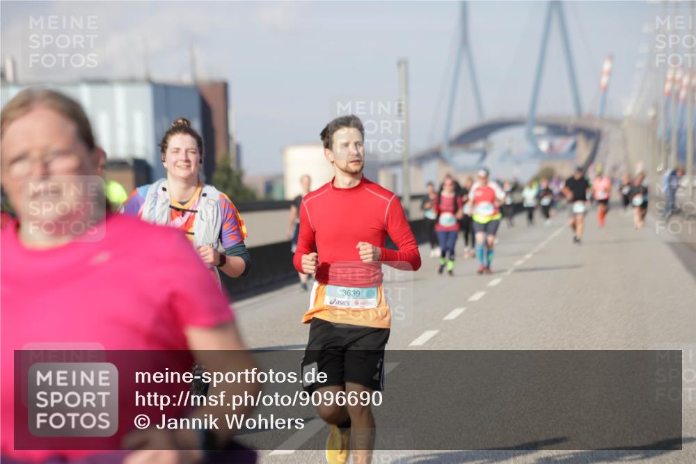 03.10.2025 - Köhlbrandbrückenlauf Jannik Wohlers http://msf.ph/oto/9096690 03.10.2025 10:17:23 Position 3 3639 meine-sportfotos.de
