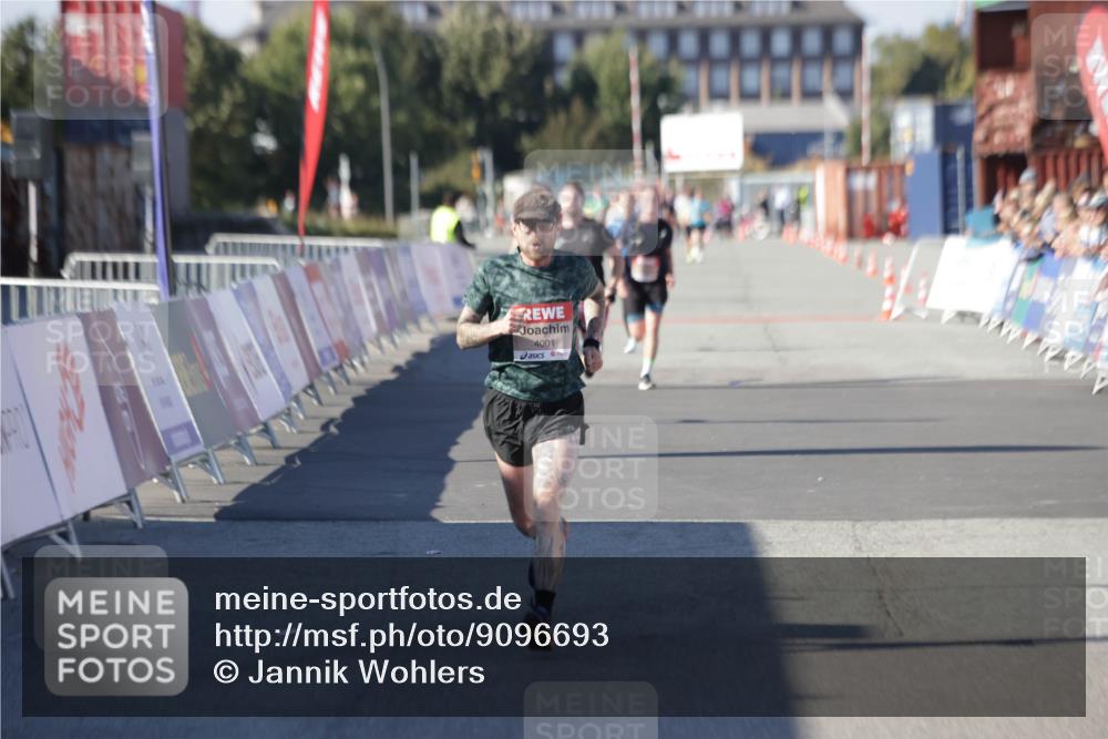 03.10.2025 - Köhlbrandbrückenlauf Jannik Wohlers http://msf.ph/oto/9096693 03.10.2025 12:55:38 Ziel 4001, 4089, 4104, 4233, 6091 meine-sportfotos.de