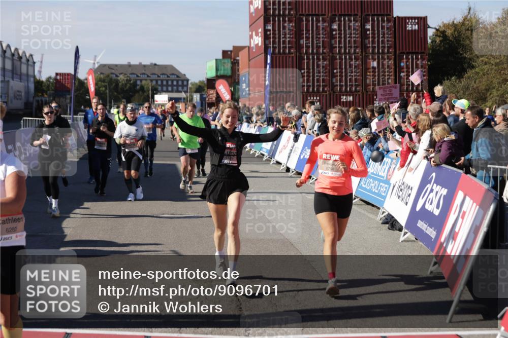 03.10.2025 - Köhlbrandbrückenlauf Jannik Wohlers http://msf.ph/oto/9096701 03.10.2025 13:21:08 Ziel 4393, 4680, 4749, 4846, 5156, 5265, 5363, 5377, 5450, 5618, 5746, 5878, 5882, 5883, 6262, 6282, 6296, 6602, 6645, 6646, 6648, 6650, 6756 meine-sportfotos.de