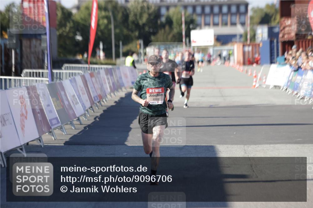 03.10.2025 - Köhlbrandbrückenlauf Jannik Wohlers http://msf.ph/oto/9096706 03.10.2025 12:55:38 Ziel 4001, 4089, 4104, 4233, 6091 meine-sportfotos.de