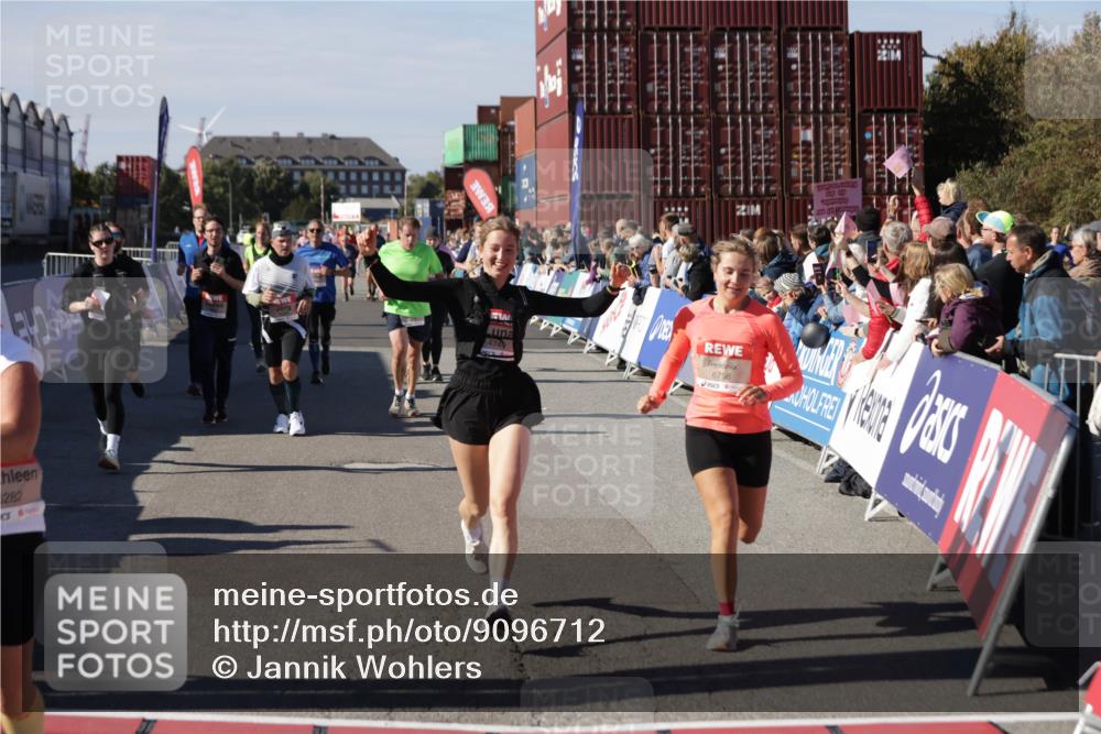 03.10.2025 - Köhlbrandbrückenlauf Jannik Wohlers http://msf.ph/oto/9096712 03.10.2025 13:21:08 Ziel 4393, 4680, 4749, 4846, 5156, 5265, 5363, 5377, 5450, 5618, 5746, 5878, 5882, 5883, 6262, 6282, 6296, 6602, 6645, 6646, 6648, 6650, 6756 meine-sportfotos.de