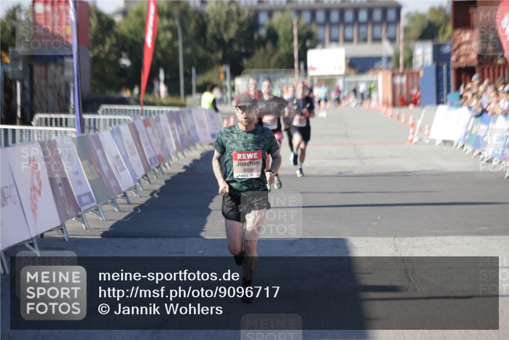 03.10.2025 - Köhlbrandbrückenlauf Jannik Wohlers http://msf.ph/oto/9096717 03.10.2025 12:55:38 Ziel 4001, 4089, 4104, 4233, 6091 meine-sportfotos.de