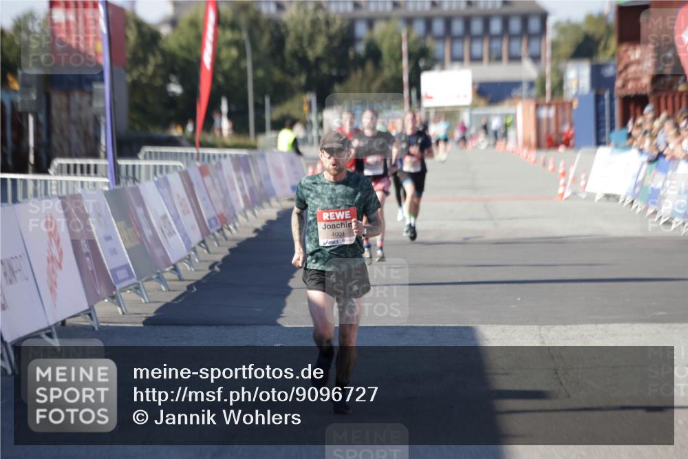 03.10.2025 - Köhlbrandbrückenlauf Jannik Wohlers http://msf.ph/oto/9096727 03.10.2025 12:55:38 Ziel 4001, 4089, 4104, 4233, 6091 meine-sportfotos.de