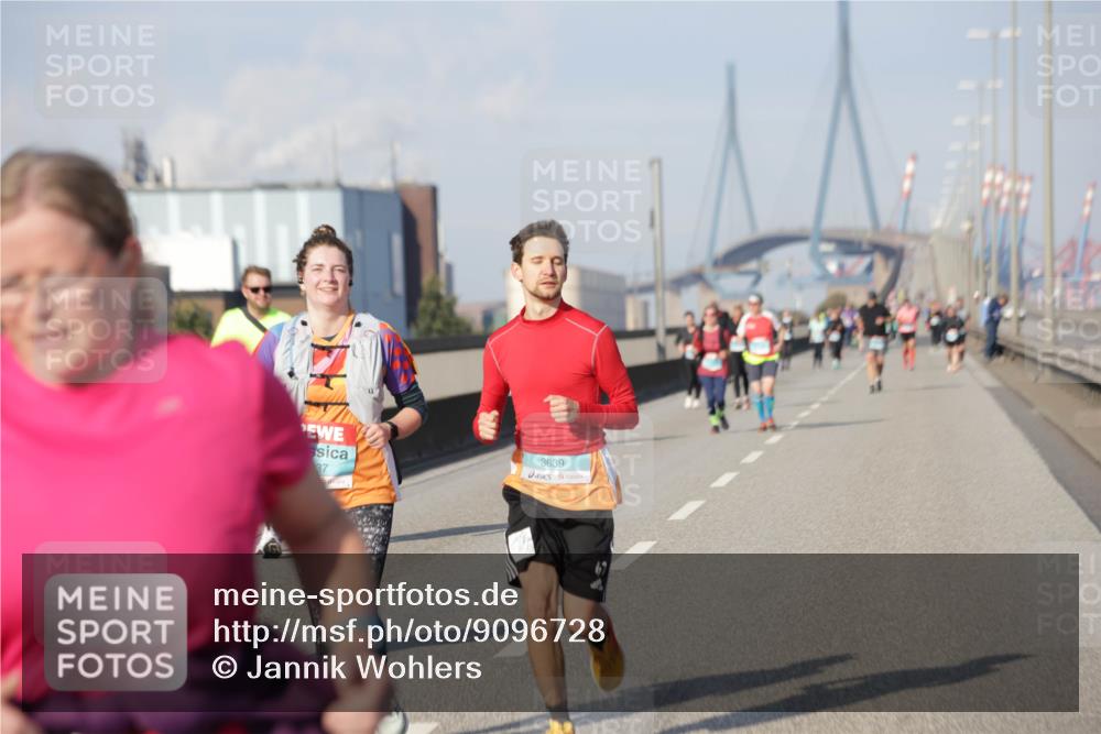 03.10.2025 - Köhlbrandbrückenlauf Jannik Wohlers http://msf.ph/oto/9096728 03.10.2025 10:17:23 Position 3 37, 3639 meine-sportfotos.de