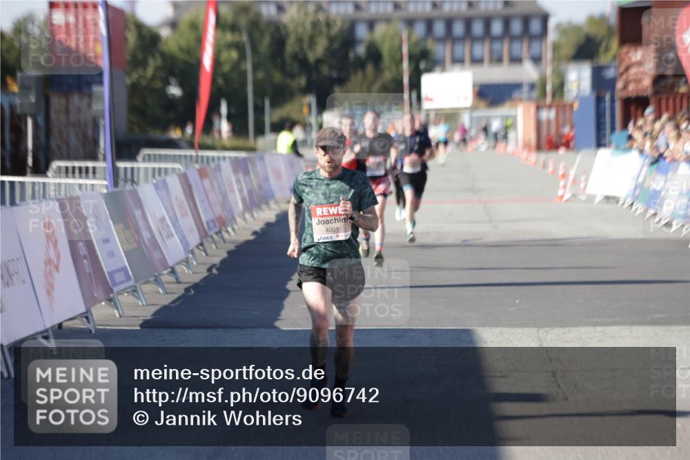 03.10.2025 - Köhlbrandbrückenlauf Jannik Wohlers http://msf.ph/oto/9096742 03.10.2025 12:55:38 Ziel 4001, 4089, 4104, 4233, 6091 meine-sportfotos.de