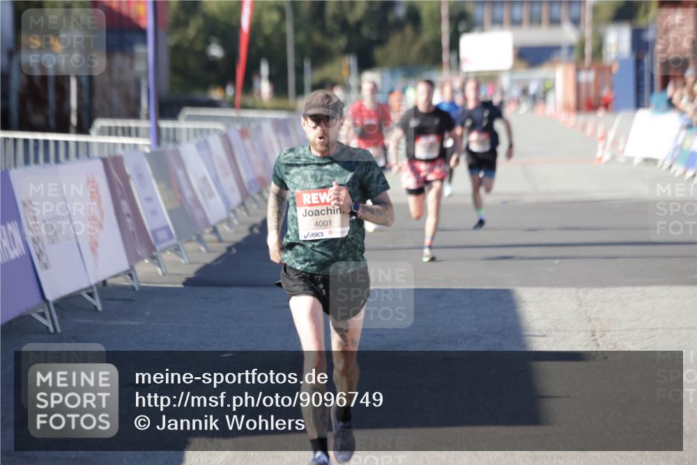 03.10.2025 - Köhlbrandbrückenlauf Jannik Wohlers http://msf.ph/oto/9096749 03.10.2025 12:55:40 Ziel 4001, 4089, 4104, 4233, 4594, 6091, 6100, 6762 meine-sportfotos.de