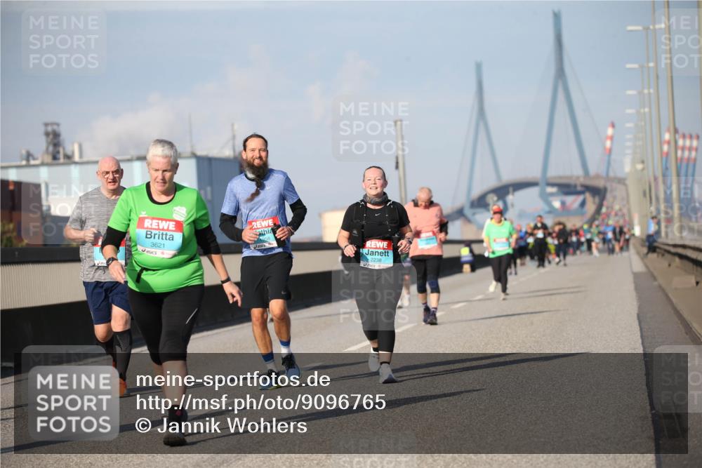03.10.2025 - Köhlbrandbrückenlauf Jannik Wohlers http://msf.ph/oto/9096765 03.10.2025 10:15:12 Position 3 3621, 1958, 2238 meine-sportfotos.de