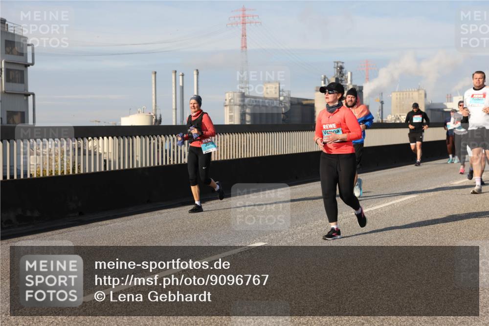 03.10.2025 - Köhlbrandbrückenlauf Lena Gebhardt http://msf.ph/oto/9096767 03.10.2025 10:10:05 Position 2 2433 meine-sportfotos.de