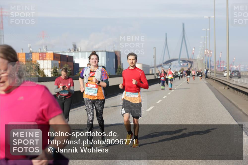 03.10.2025 - Köhlbrandbrückenlauf Jannik Wohlers http://msf.ph/oto/9096771 03.10.2025 10:17:24 Position 3 3637, 3639 meine-sportfotos.de