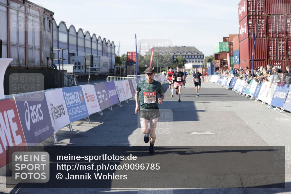 03.10.2025 - Köhlbrandbrückenlauf Jannik Wohlers http://msf.ph/oto/9096785 03.10.2025 12:55:41 Ziel 4001, 4104, 4233, 4594, 6100, 6762 meine-sportfotos.de